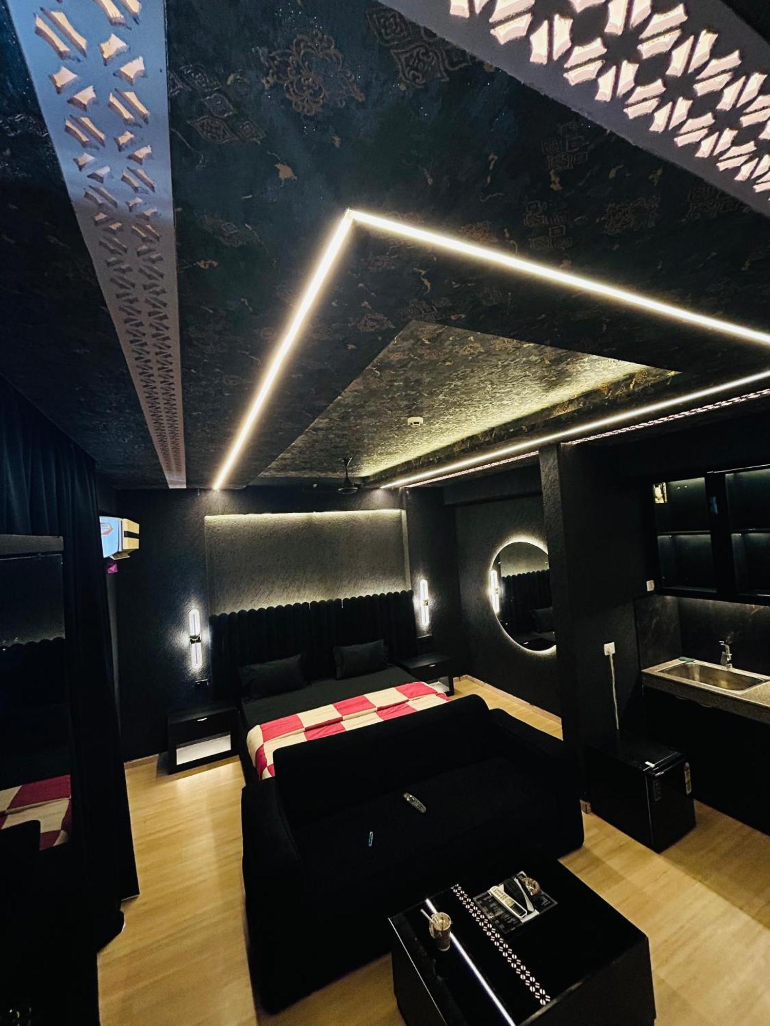 Hotel Shades Of Black 2 Lucknow Zewnętrze zdjęcie